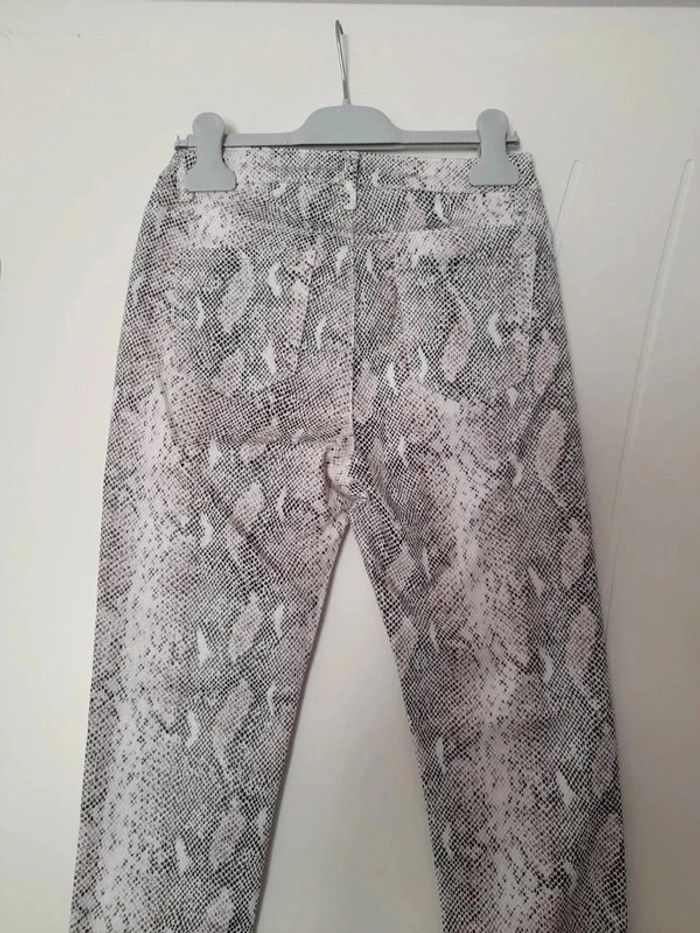 Pantalon slim blanc motifs écailles serpent. T.34 - photo numéro 3