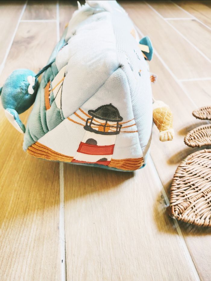 🚢Coussin triangle d'éveil activités multi sensorielles Sailors bay marque Little dutch - photo numéro 4