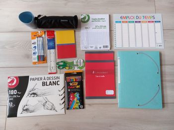 Lot de fournitures scolaires neuves enfants (velleda, ciseaux, règle, cahier ...)