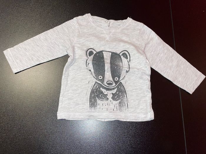 T-shirt manches longues Kiabi gris clair taille 9 mois motif blaireau