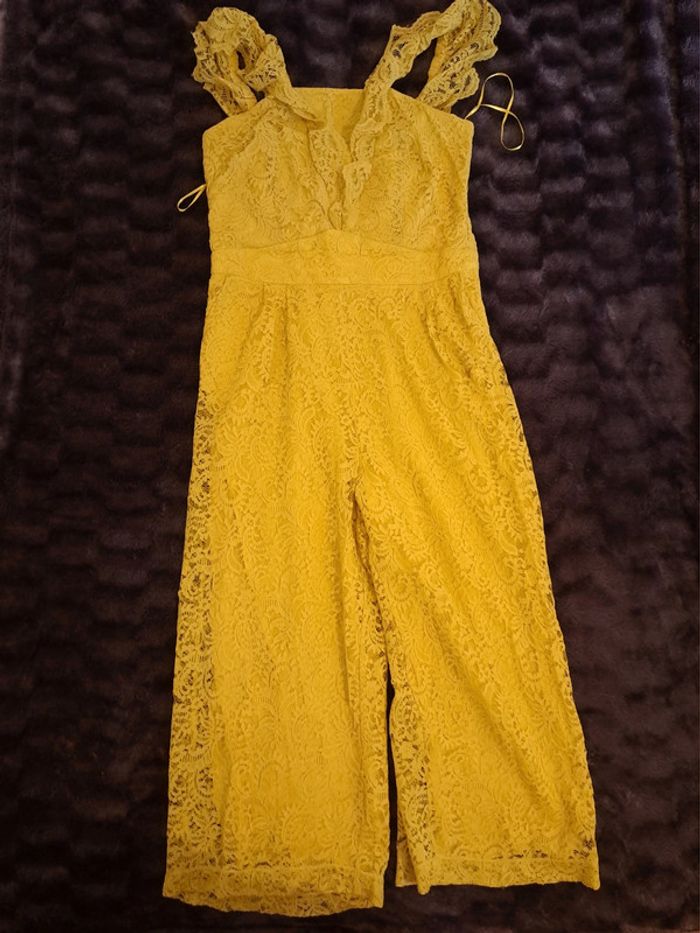 Combinaison jaune avec dentelle, élégance et éclat pour un look solaire 🌞