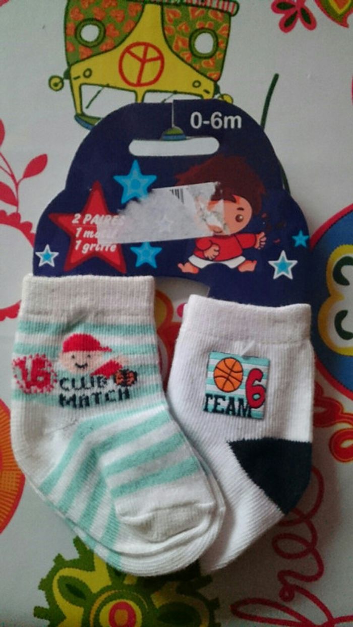 Chaussettes neuves 2 paires 0/6 mois