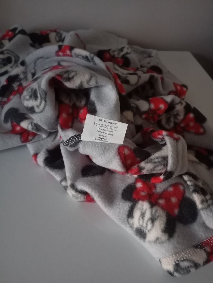 Cape châle . 6 ans . Polyester . Disney Minnie Mouse. Gris clair rouge noir blanc. État neuf . - photo numéro 10