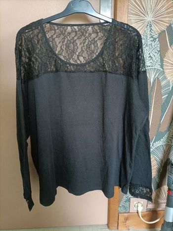 Blouse noir avec broderie dentelle col et manches
