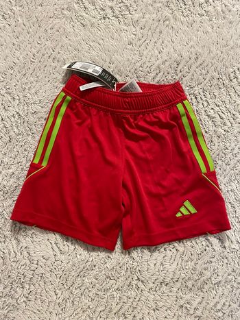 short tiro 23 league  adidas neuf avec étiquette  taille 8 ans