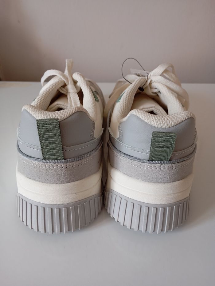 Paire de  baskets neuves . P38 . Blanc vert et gris . Lacets . Cache-cache. - photo numéro 6