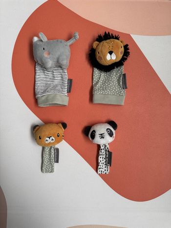 Hochets mains pieds Tanzanie - vertbaudet