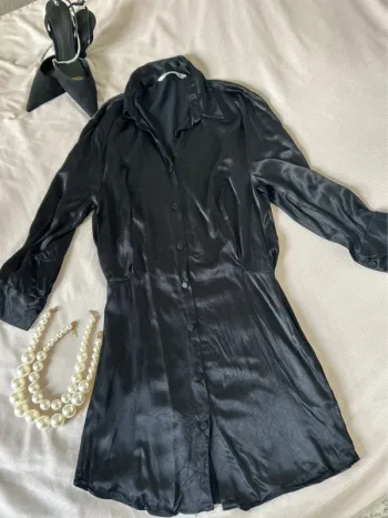 Robe noire, effet satinée Zara taille