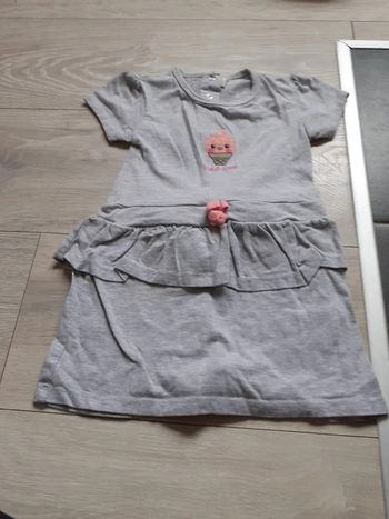 Jolie robe grise TQF, avec 1 volant, mise 1 fois, taille 2 ans