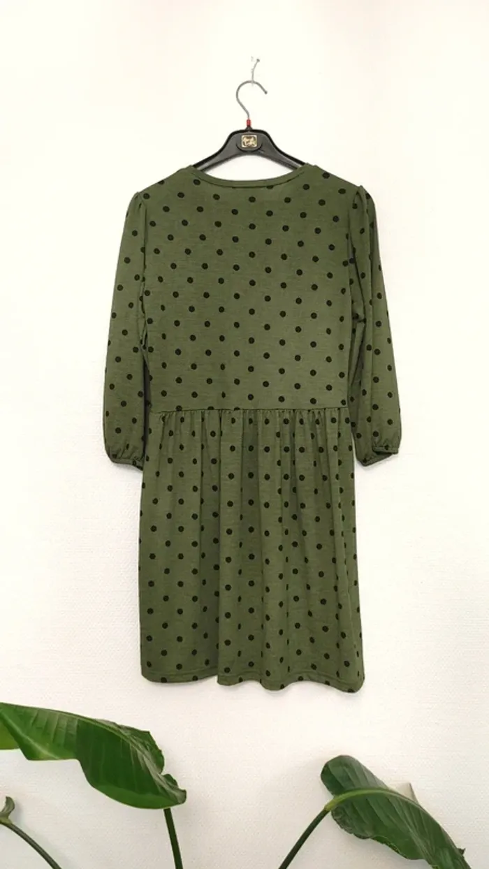 Robe manche longue vert à pois cintré à la taille - photo numéro 2
