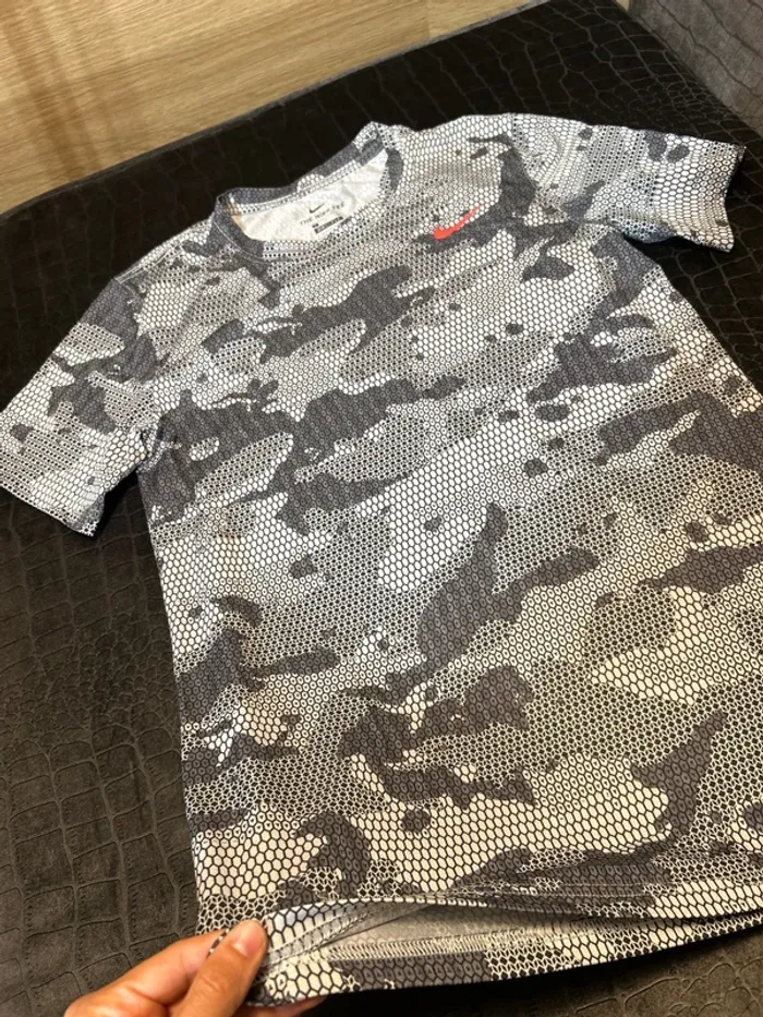 T shirt Nike TEE S excellent état presque pas porté - photo numéro 3