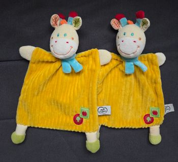 Doudous plat girafe jaune et vert- Écusson champignon /pomme - Mots d'enfants 