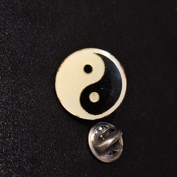 YING YANG pins générique métal vernis 2cm