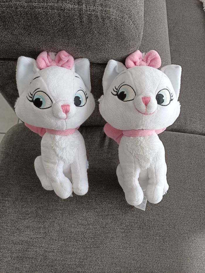 2 peluches Marie disney