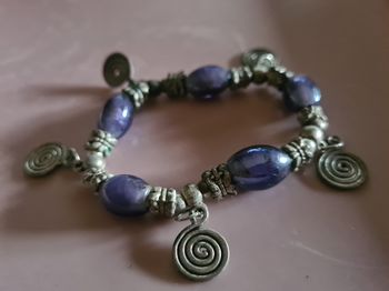 Bracelet. Élastique. Breloques. Violet