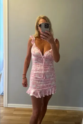 Robe courte rose fleurie 💖 épaules dénudées – Sexy, estivale & tendance Pinterest 🌸