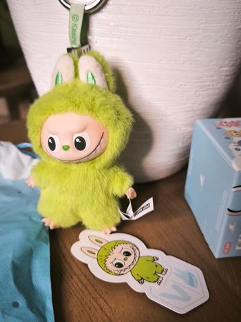 Labubu The Monsters – Pin for Love Series – Lettre V