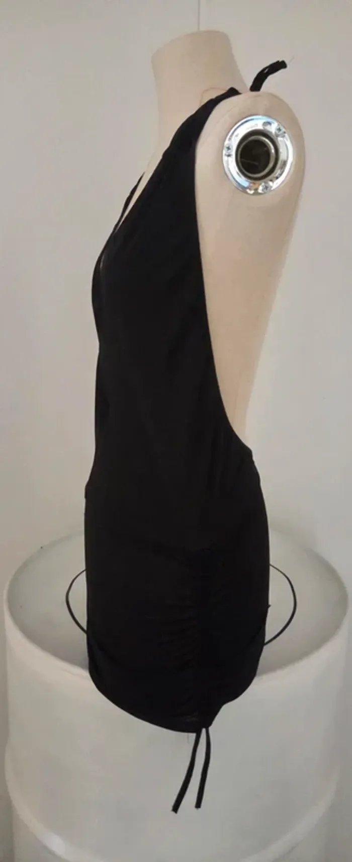 Mini robe noire dos nu – très bon état - photo numéro 2