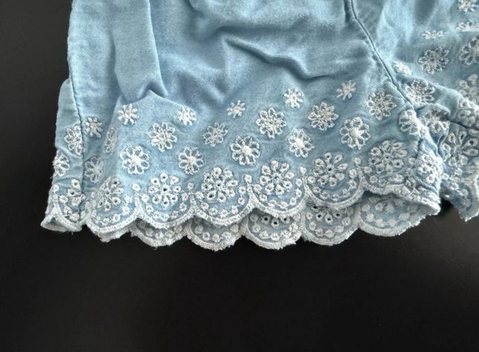 Short bleu et dentelle C&A 6 mois - photo numéro 3