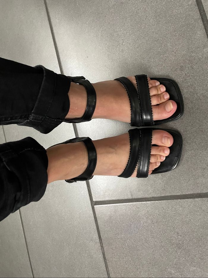Sandales à talons noires - photo numéro 2
