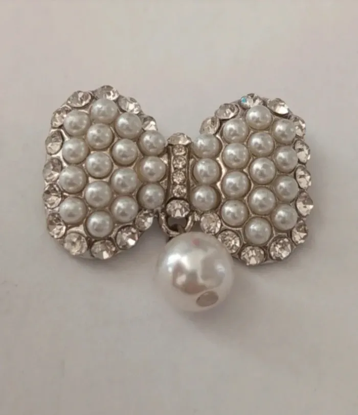 Broche en forme de noeud et strass
