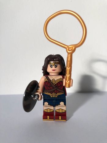 Figurine type lego Wonder Woman. Marvel