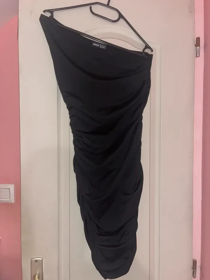robe drapée asymétrique noir avec ruché - photo numéro 3