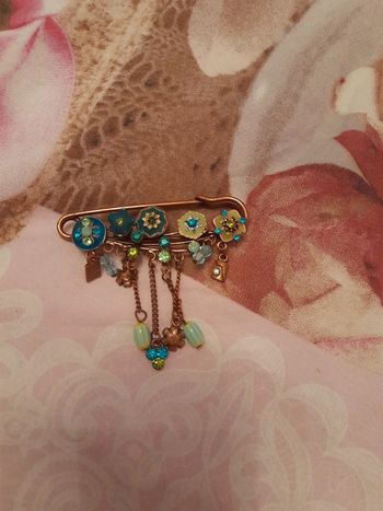 Broche  fleurs vertes