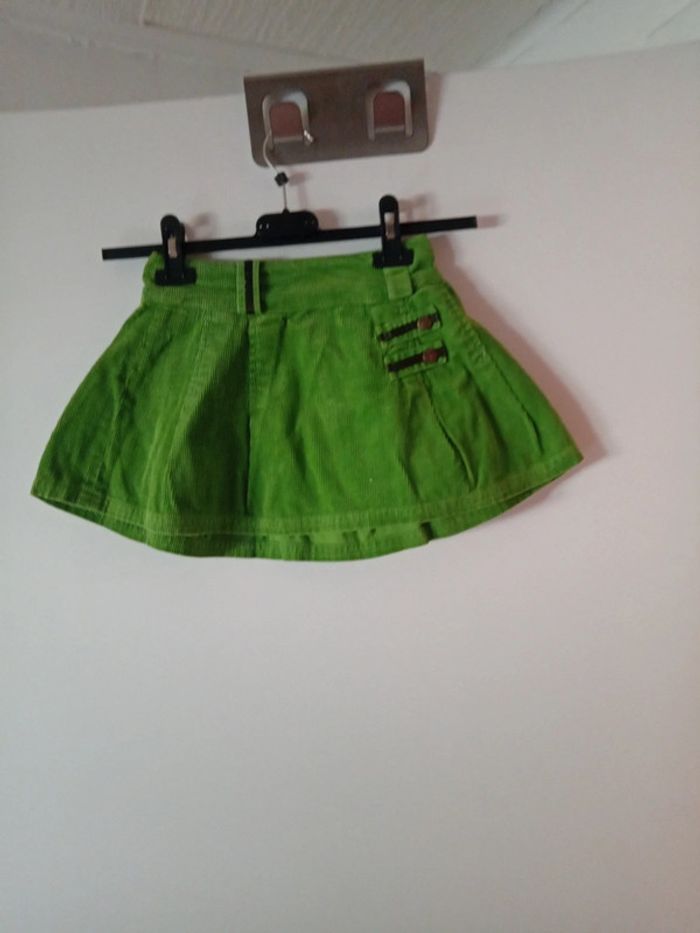 Jolie jupe verte. 4 ans