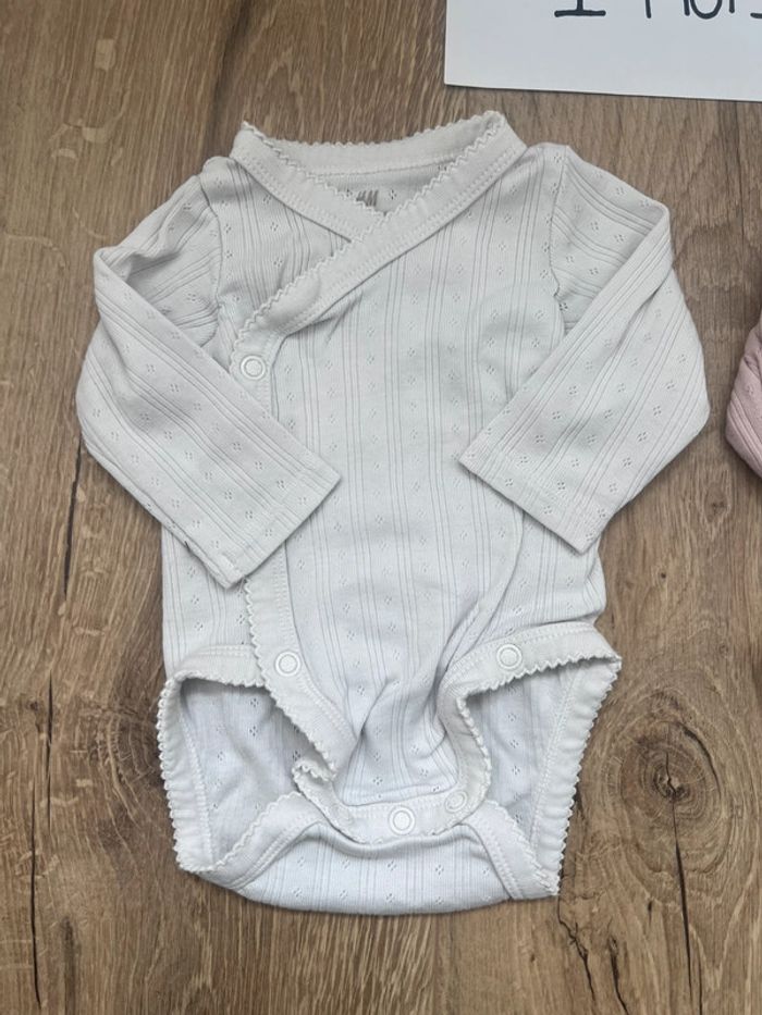 Lot 2 bodys H&M 1 mois - photo numéro 2