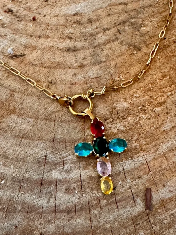 Collier mailles larges acier inoxydable or fermoir bouée grosse croix cristaux couleurs - photo numéro 4