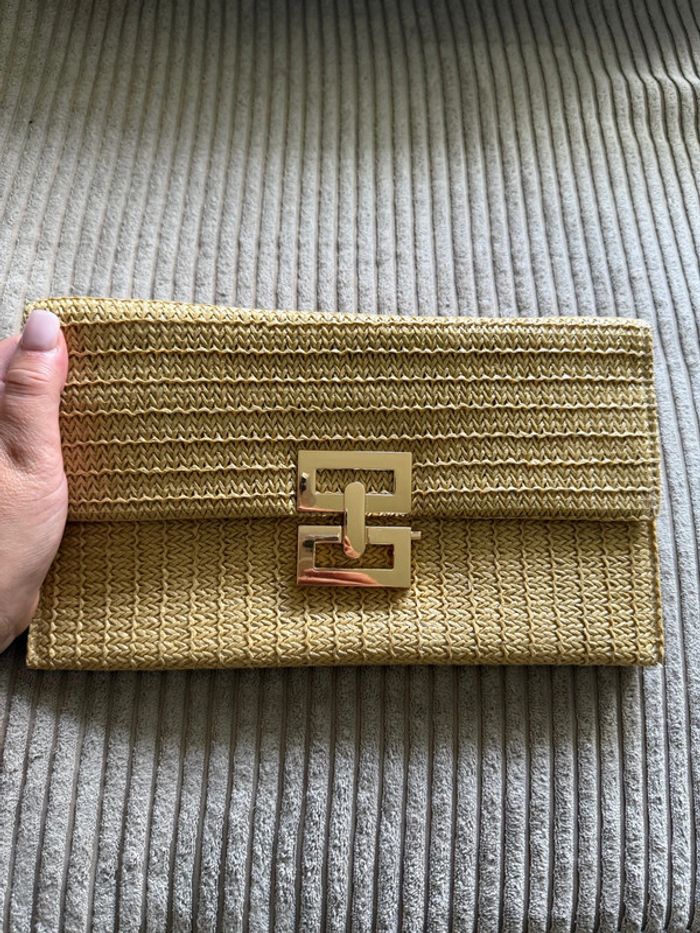Jolie pochette beige tissée avec fermeture dorée