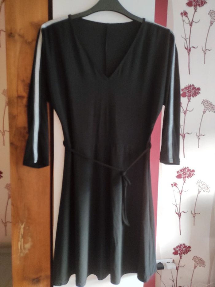 Robe noire avec bande argenté sur les manches - photo numéro 2