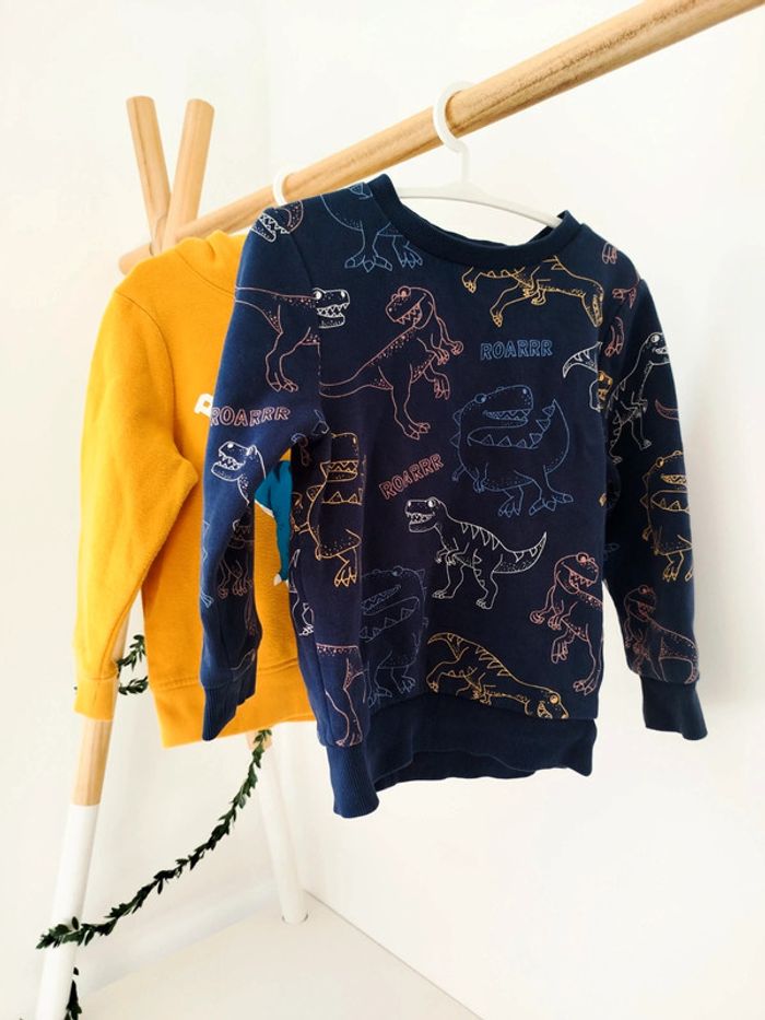 Lot de deux pulls dinosaures C&A taille 3 ans capuche jaune bleu marine