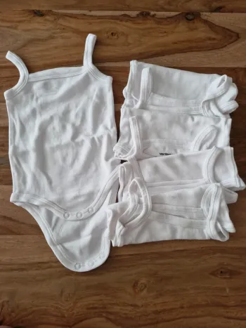 Lot 5 bodies sans manches