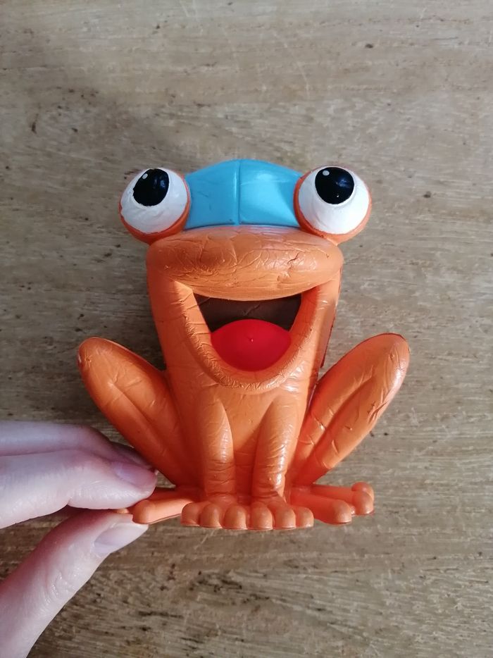 Grenouille orange en polystyrène - photo numéro 2