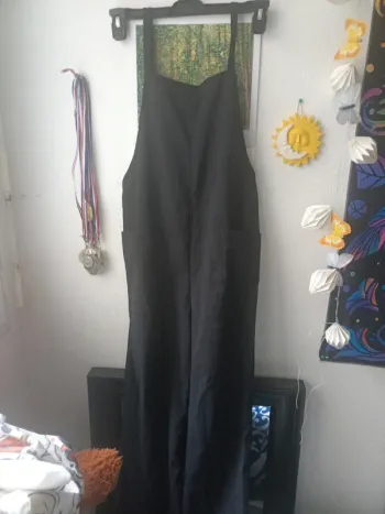 combinaison noire à bretelles