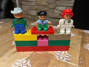 Lot LEGO de 10 pièces dont 3 personnages