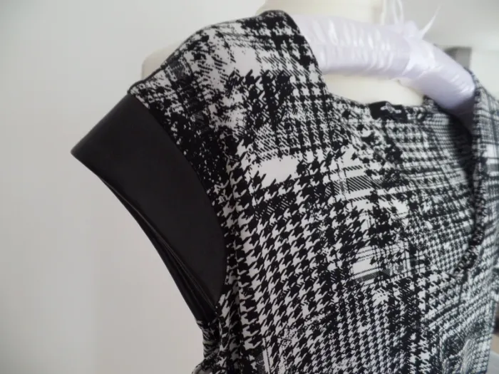 Robe droite_chic_Motifs noir & blanc - photo numéro 3