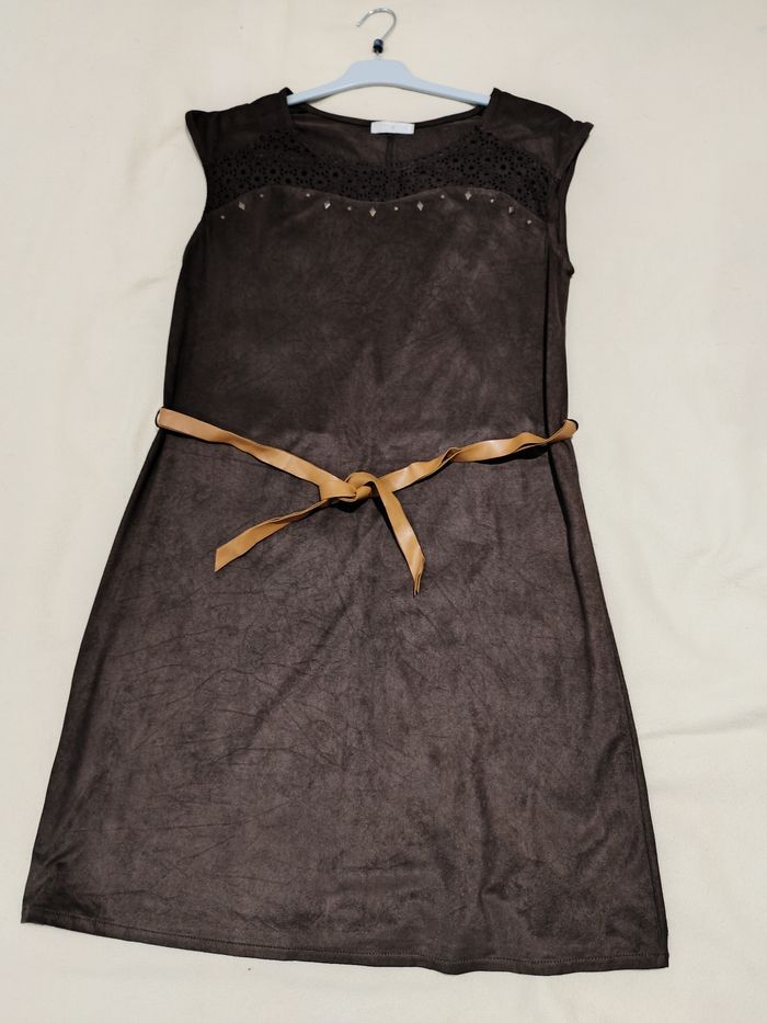 Robe marron avec ceinture marron