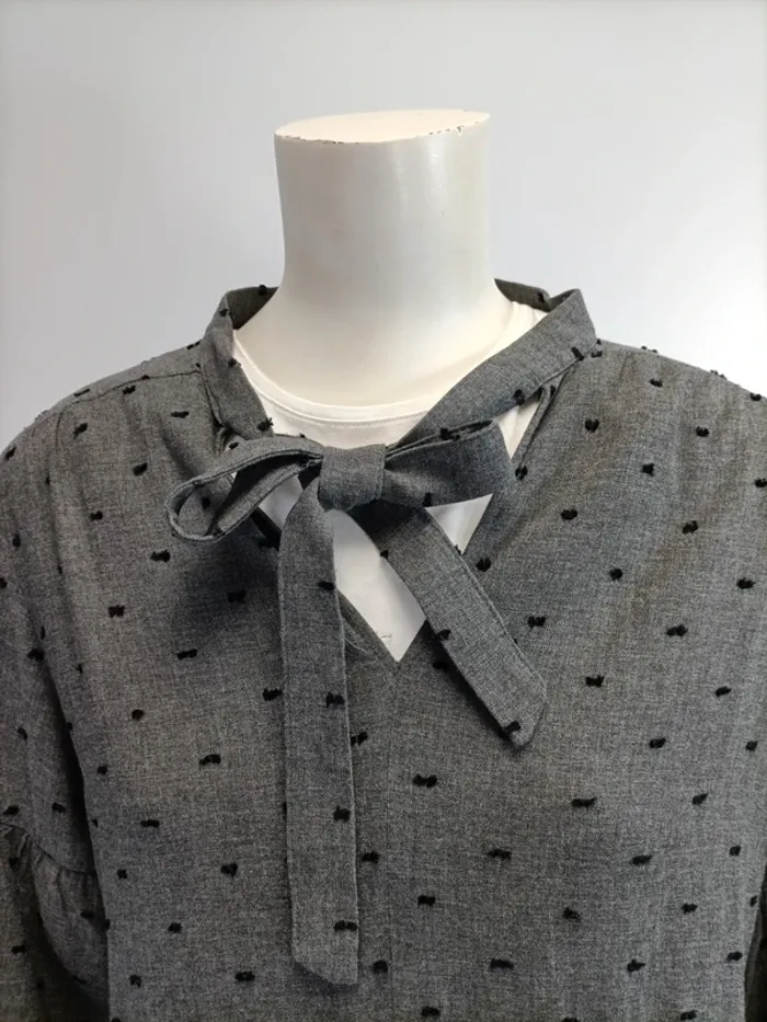 Robe Zara Grise pois noirs - taille S - volants - Noeud à l'avant col en V - Viscose A422 - photo numéro 7