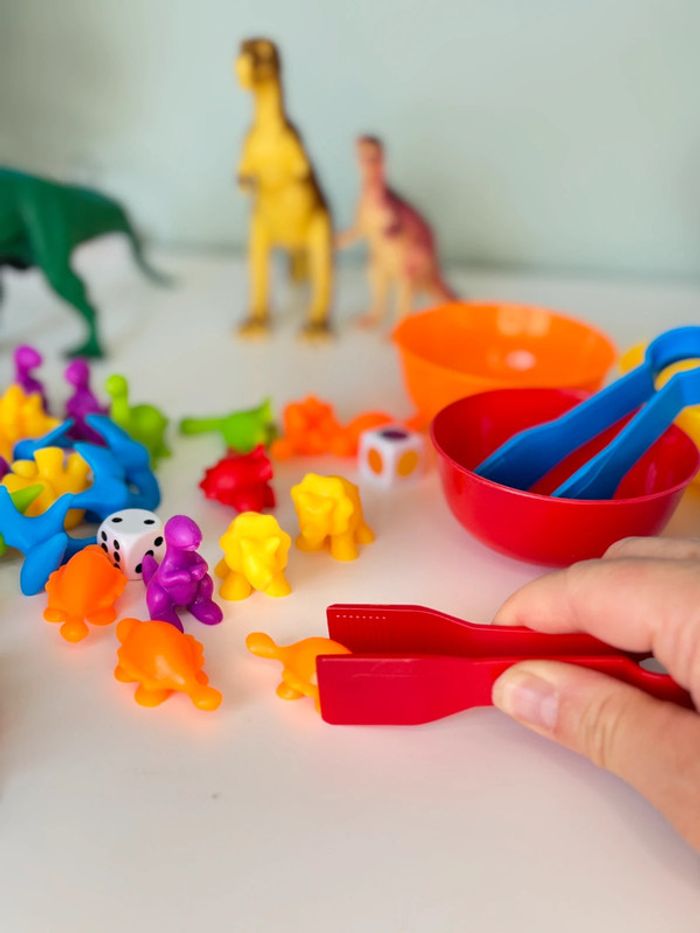 Figurines colorées les Dino à trier: Dénombrer, Compter, Couleurs,Motricité - photo numéro 9