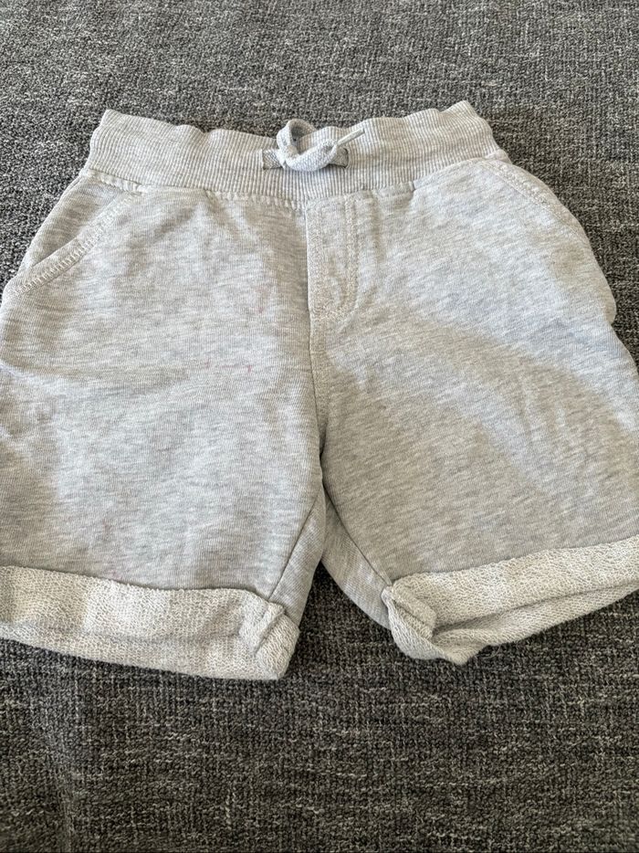 Lots 4 bermudas  4 ans - photo numéro 3