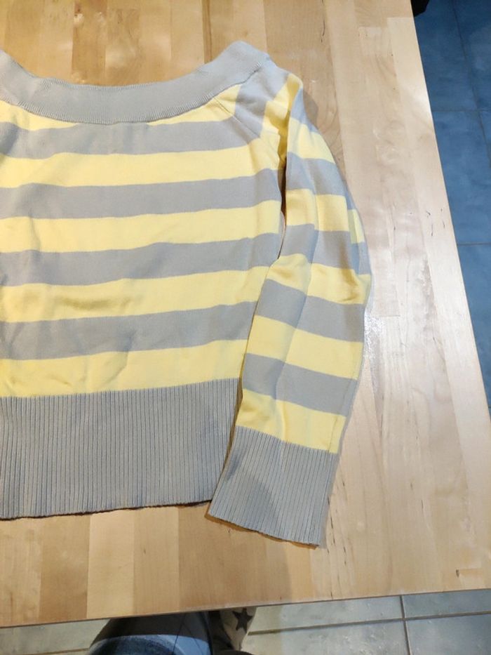 Pull épaules dénudées jaune et gris/beige - photo numéro 3