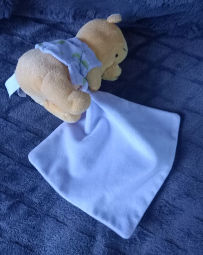 Doudou peluche Winnie l'ourson luminescents avec son mouchoir - Disney - photo numéro 2