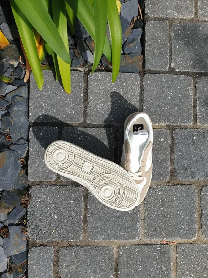 Veja V10 White Petal Sahara - photo numéro 5