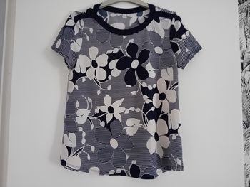 Petit haut bleu et blanc  avec des fleurs