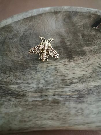 Broche abeille dorée