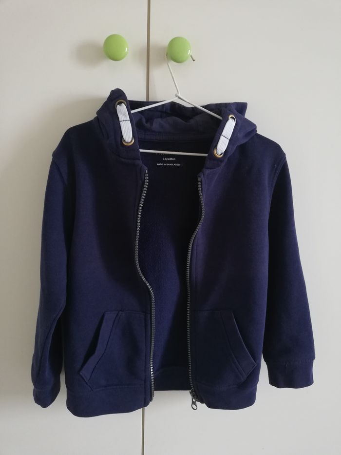 Blouson zippé bleu marine, à capuche, 2-3 ans, Primark, en bon état - photo numéro 1