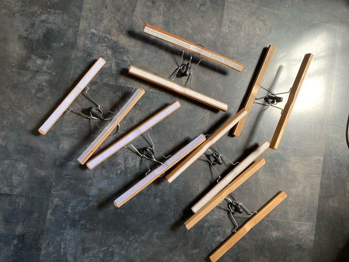6 cintres pinces en bois - photo numéro 5